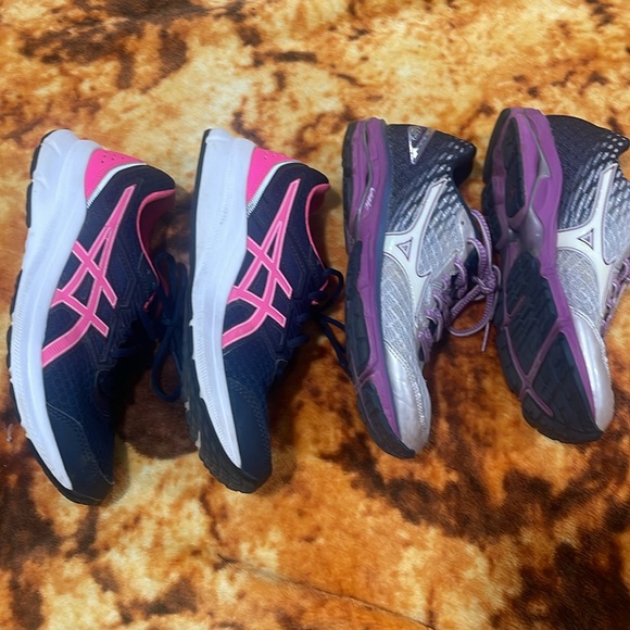 Two pairs of running shoes size 7 ASICS and Mizuno - Picture 2 of 9